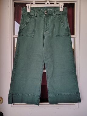 GAP Wide Leg Crop Pants in Forest Green